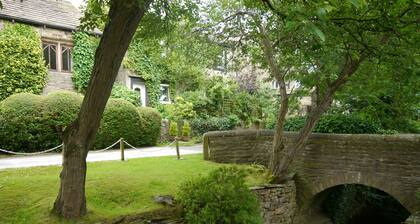 The Granary with hot tub - 2 miles from Skipton