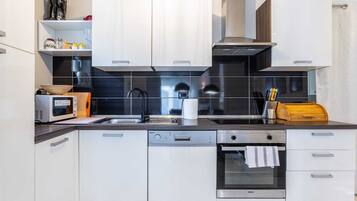 Een koelkast, een oven, een kookplaat, een waterkoker