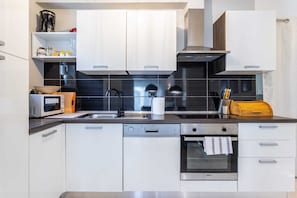 Een koelkast, een oven, een kookplaat, een waterkoker