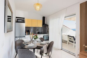 Kylskåp, ugn, spishäll och vattenkokare