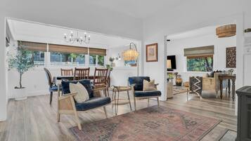 Téléviseur connecté, foyer, livres, bureau