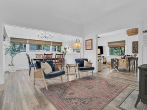 Téléviseur connecté, foyer, livres, bureau