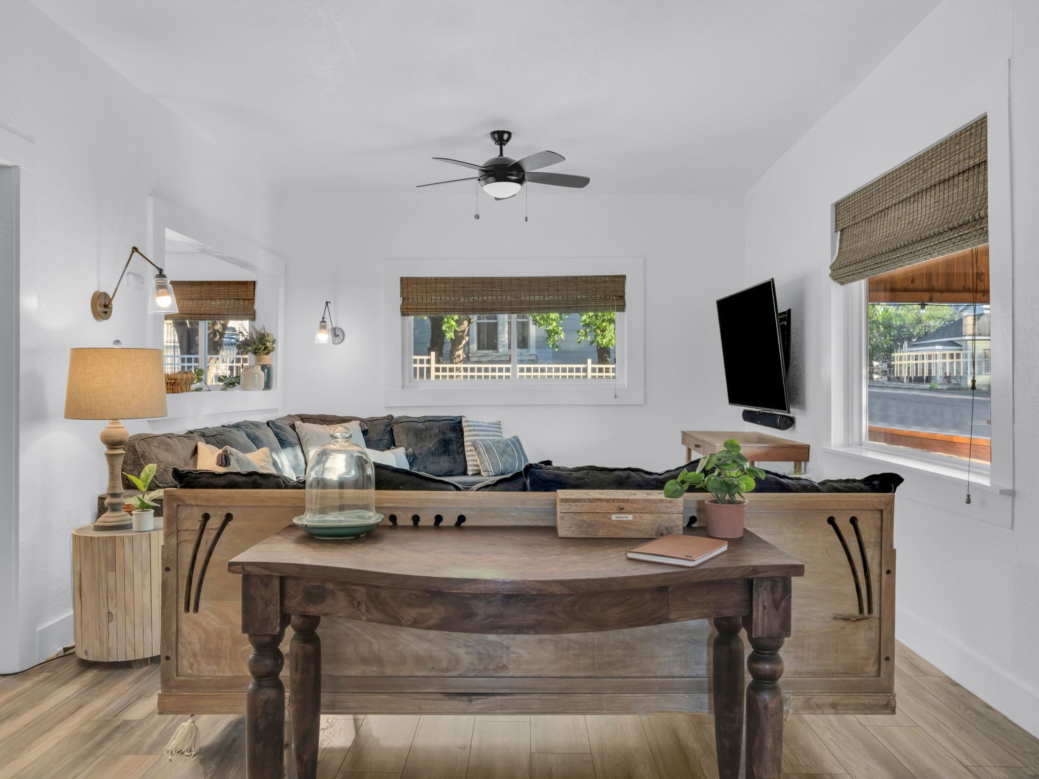 Téléviseur connecté, foyer, livres, bureau