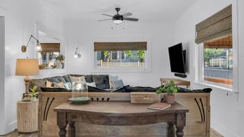 Téléviseur connecté, foyer, livres, bureau