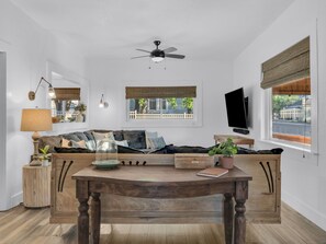 Téléviseur connecté, foyer, livres, bureau