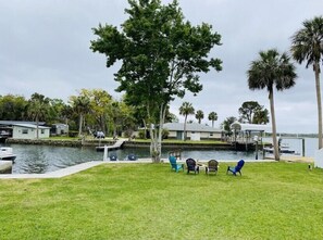 Property grounds - IMPECCABLE CRYSTAL RIVER KING'S BAY WATERFRONT RETREAT - COMFORT & SERENITY (Crystal River)