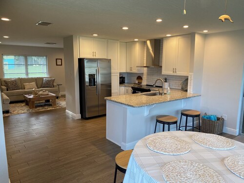 IMPECCABLE CRYSTAL RIVER KING'S BAY WATERFRONT RETREAT - COMFORT & SERENITY