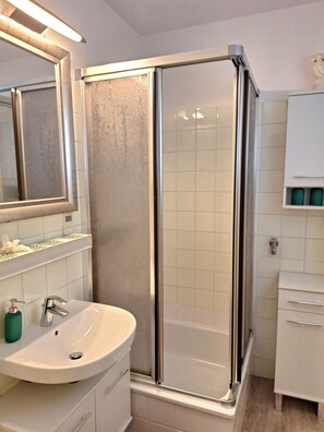 Douche, sèche-cheveux, shampoing