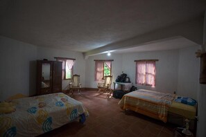 Cubrecamas, decoración personalizada, muebles diferentes y escritorio 