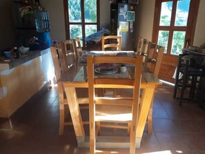 Desayuno con opciones de la cocina local diario (USD 4 por persona)
