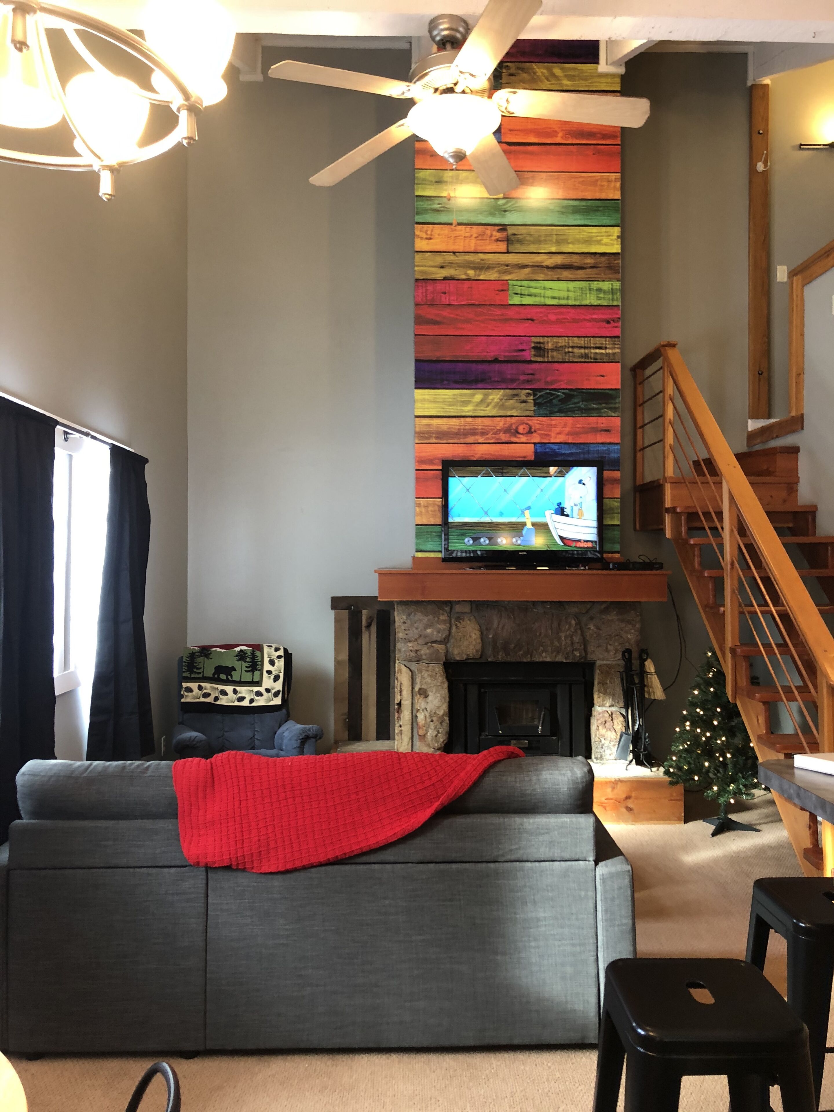 Televisie en een open haard