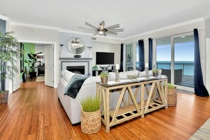 Smart-tv, een open haard en een printer