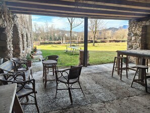 Outdoor dining - Annex in Catalan farmhouse  (Olot)