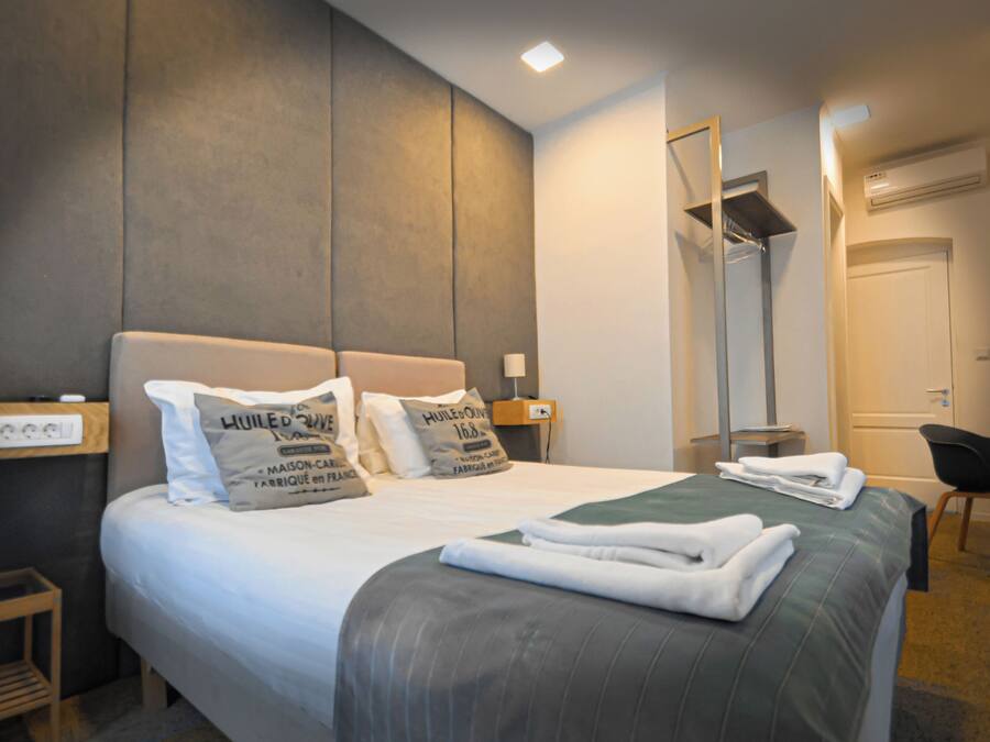 Deluxe Double or Twin Room | Desk, blackout drapes, iron/ironing board, free cribs/infant beds