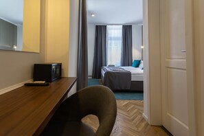 Kahden hengen deluxe-huone (yksi tai kaksi sänkyä) | Työpöytä, pimennysverhot, silitysrauta/-lauta, ilmaiset vauvansängyt