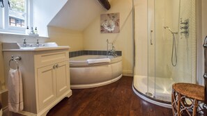 Baignoire, séchoir à cheveux, serviettes fournies