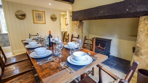 Dining - A sudeley castle cottage that sleeps 8 guests  in 4 bedrooms (Winchcombe)