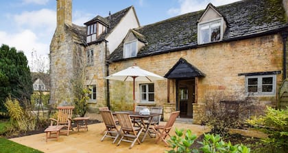 A sudeley castle cottage that sleeps 8 guests in 4 bedrooms