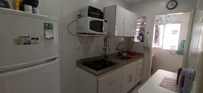 Réfrigérateur, micro-ondes, plaque de cuisson, blender