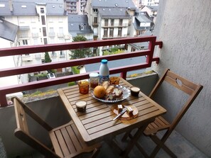 Outdoor dining - STUDIO, CLOSE TO SHOPS AND LYS CABLE CAR (Cauterets)