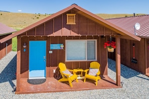 Exterior - Emigrant Cabins #7- Tiny Cabin in Montana (Emigrant)