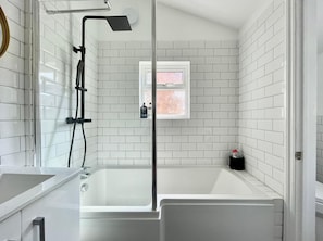 Duschwanne, Haartrockner, Handtücher, Seife