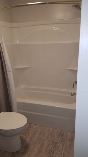 Combined shower/tub, towels, toilet paper