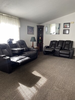 Télévision, lecteur de DVD, livres, médiathèque