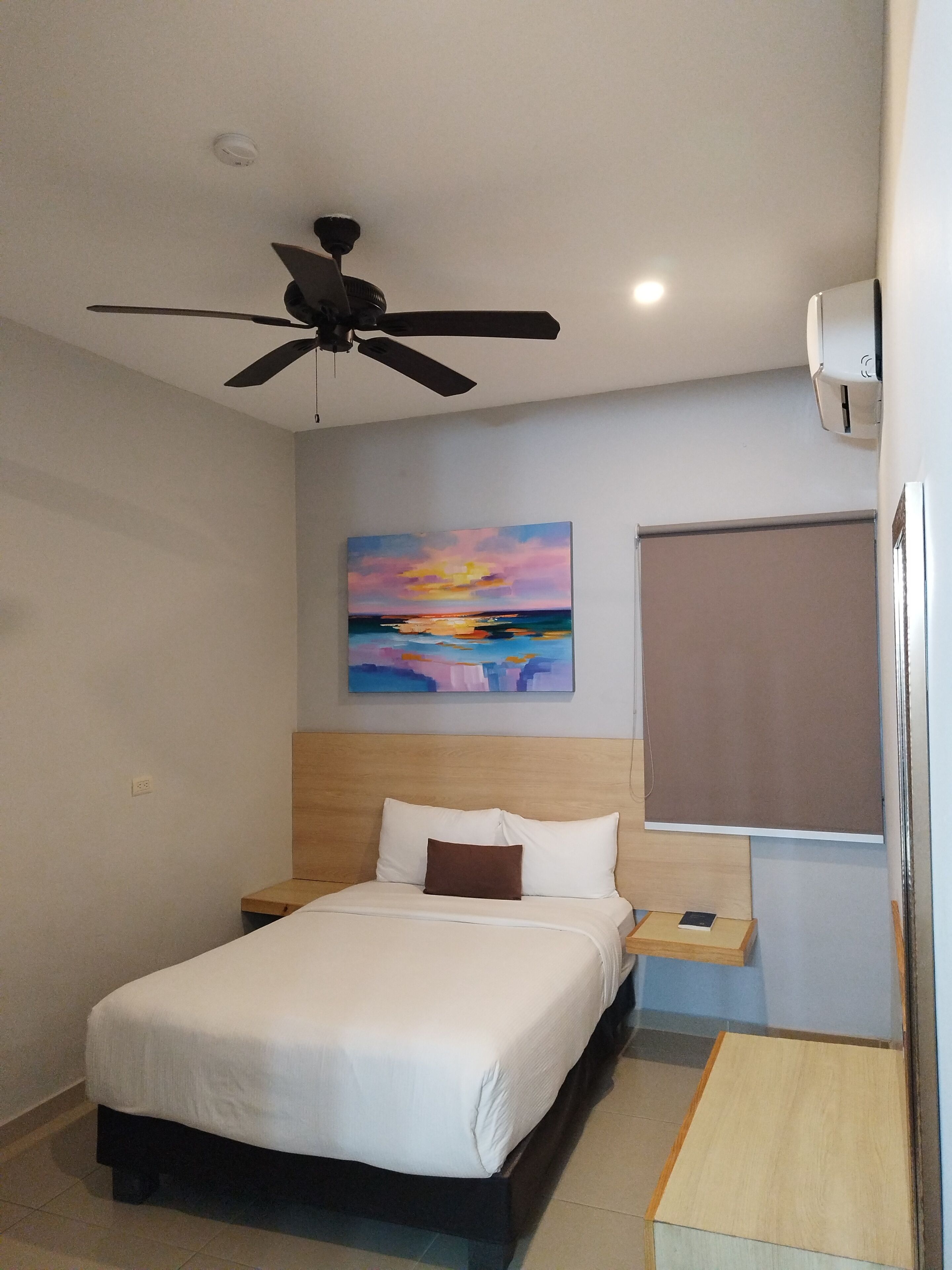 Business Room | Desk, iron/ironing board, free WiFi, wheelchair access
