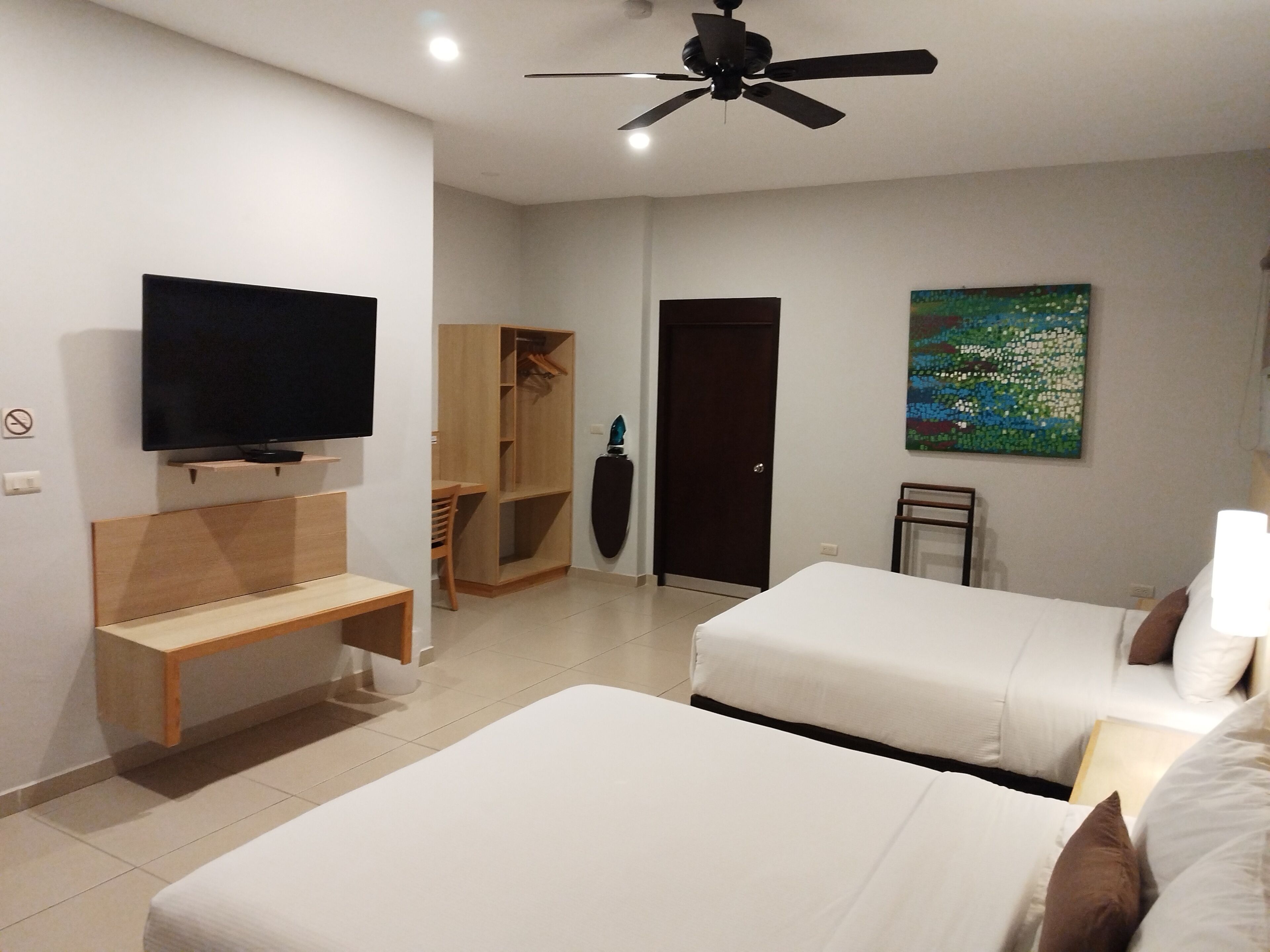 Executive Double Room | Desk, iron/ironing board, free WiFi, wheelchair access