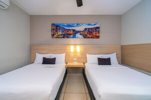 Escritorio, tabla de planchar con plancha y wifi gratis 