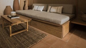 A modern living room with a sofa, a wooden coffee table, and a rug. - Casa Montore by Barrio Mexico (Guadalajara)