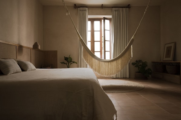 Kamar Desain | Seprai premium, selimut bulu angsa, minibar, dan didekorasi berbeda-beda