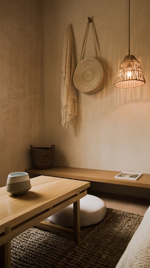 Kamar Desain | Seprai premium, selimut bulu angsa, minibar, dan didekorasi berbeda-beda