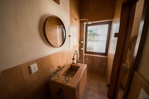 Habitación de diseñador | Baño | Regadera, regadera tipo lluvia, amenidades de baño gratuitas 