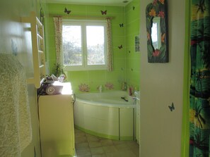 Combined shower/tub, towels, soap, shampoo - Large house of 185 m², terrace, large garden with trees and flowers bordered by a stream. (Calan)