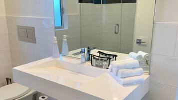 Shower, free toiletries