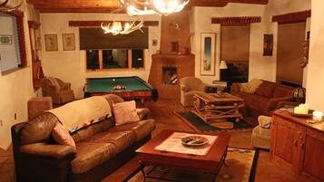 TV connectée, cheminée, livres, vidéothÚque