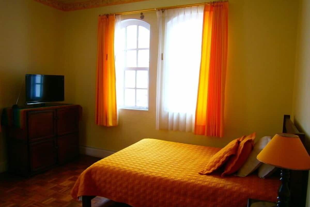 Decoración personalizada, wifi gratis y ropa de cama