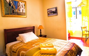 Superior Double Room | Individually decorated, free WiFi, bed sheets - Yellow House (Quito)