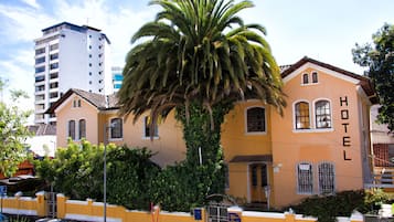 Triple Room, 3 Twin Beds | Individually decorated, free WiFi, bed sheets