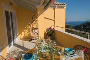 Balcony with sea / mountain view