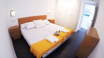 3 bedrooms, iron/ironing board, WiFi, bed sheets