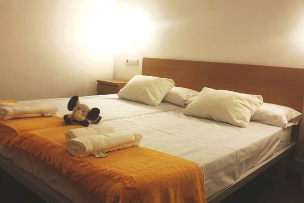 3 عدّة غرف نوم ومكواة/لوح كي وواي فاي وملاءات أسرّة