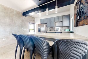 Fridge, oven, stovetop, coffee/tea maker