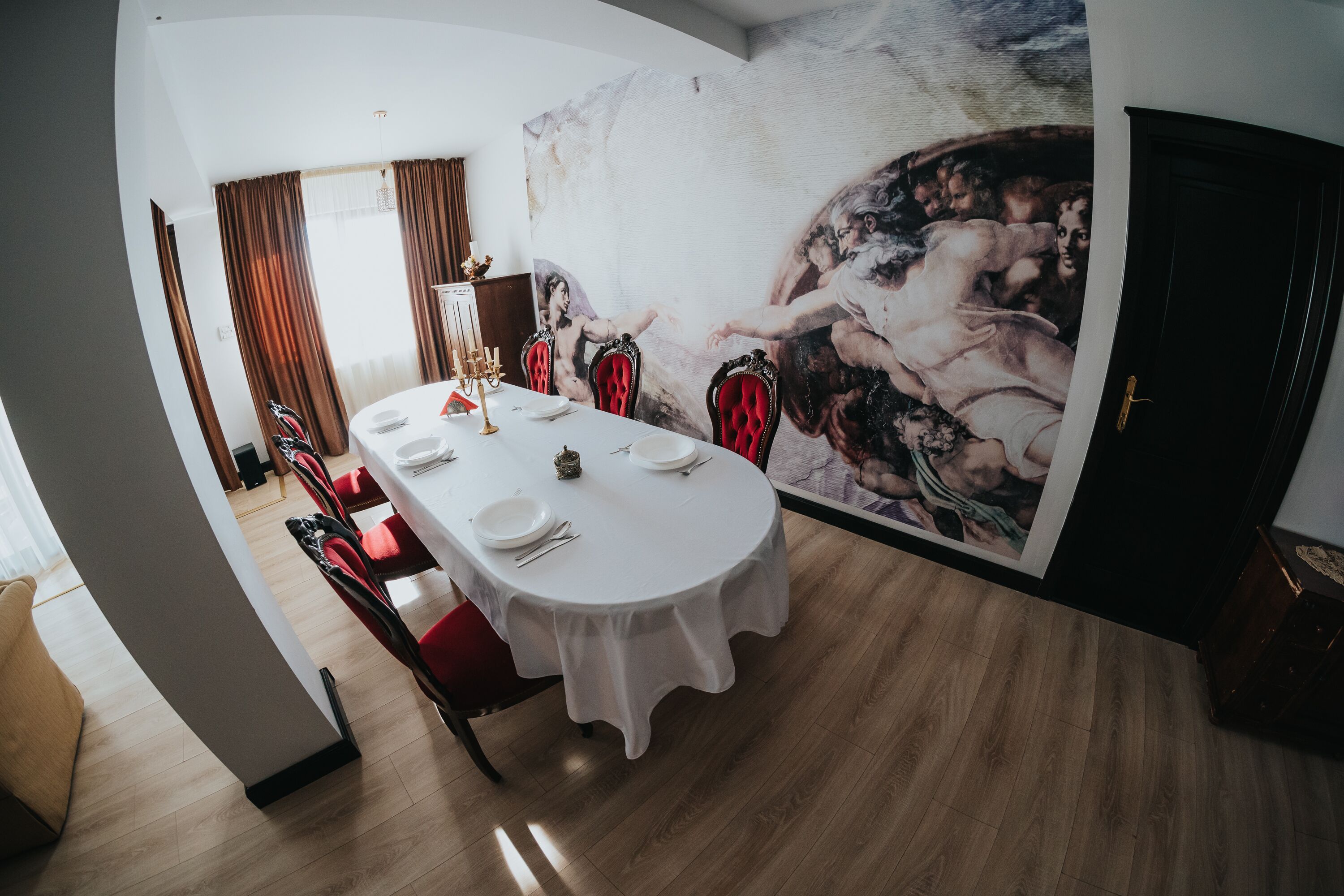 80-英寸纯平电视 （配备有线频道）、电视