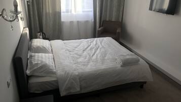 2 bedrooms, minibar, in-room safe, blackout curtains