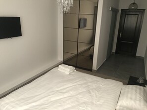 Minibar, in-room safe, blackout curtains, iron/ironing board - Carla Residence (Oradea)