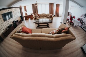 80-inch flat-screen TV with cable channels, TV - Carla Residence (Oradea)