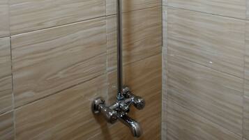 Apartamento Confort, 2 habitaciones, cocina | Baño | Ducha, cabezal de ducha tipo lluvia, toallas y papel higiénico